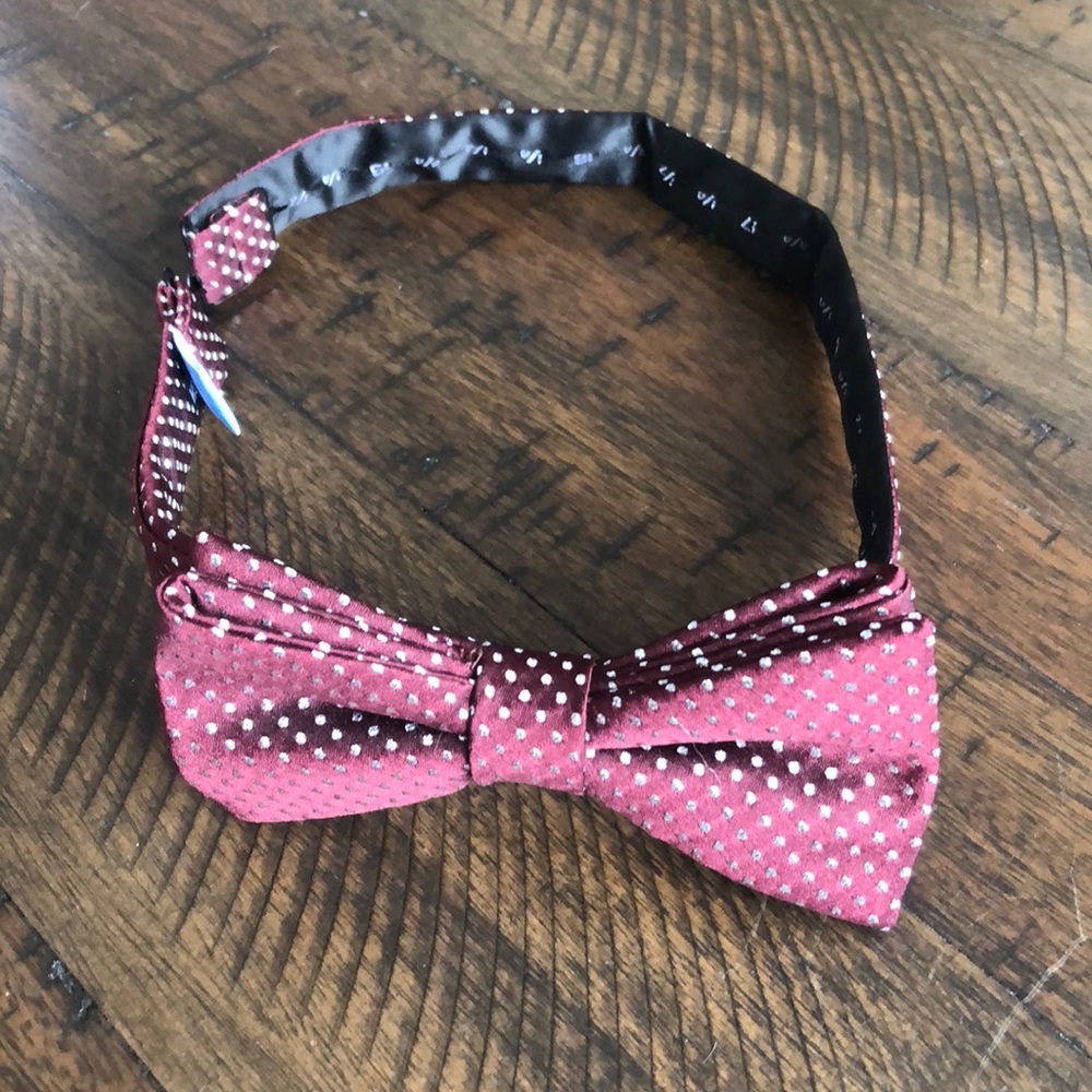 Maroon bow tie